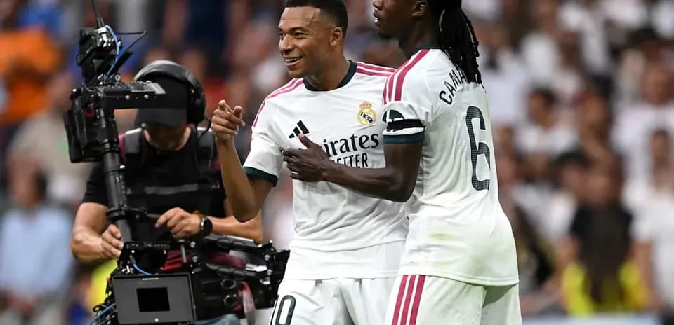 Mbappé célébrant avec Camavinga après un but