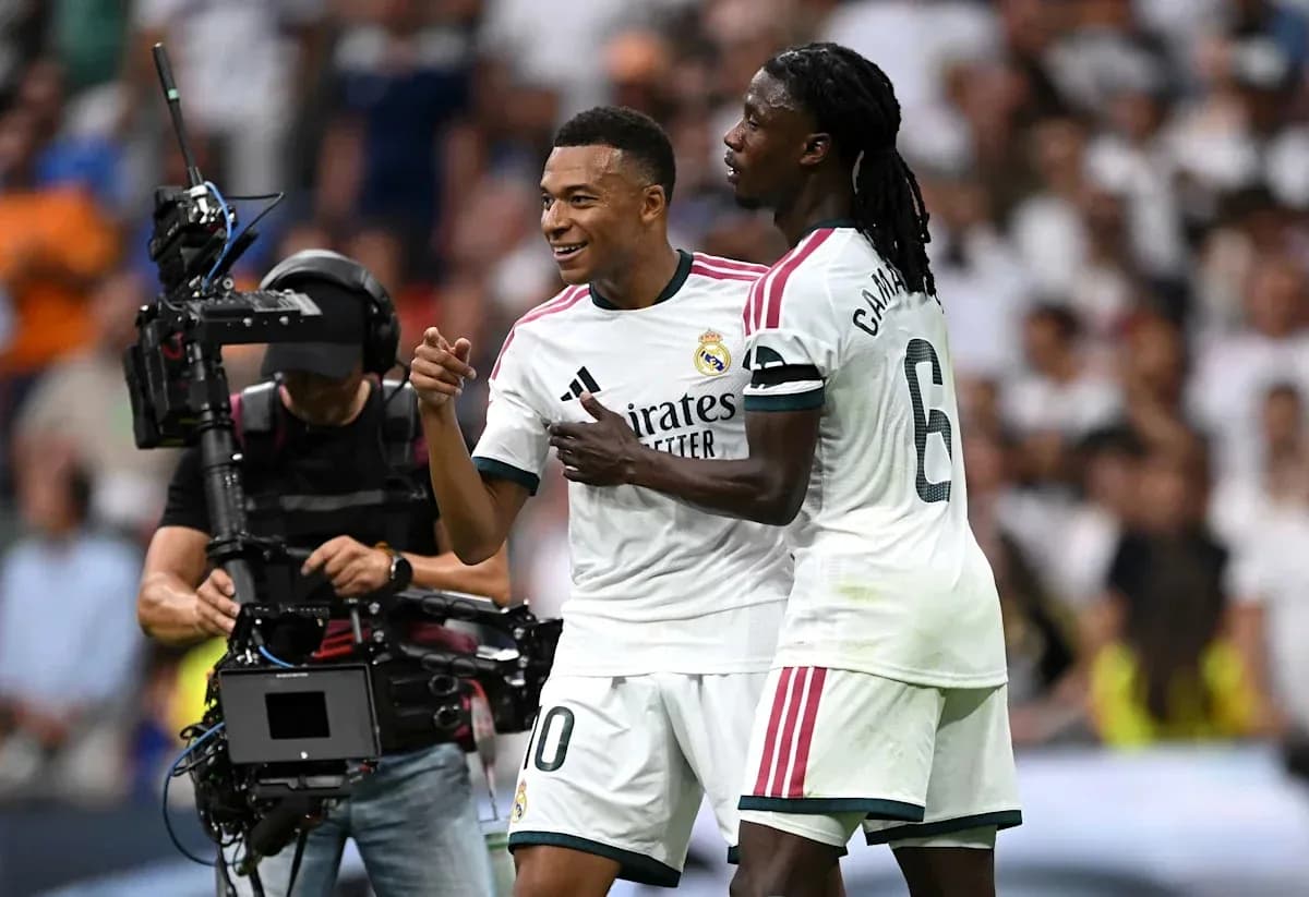 Mbappé célébrant avec Camavinga après un but