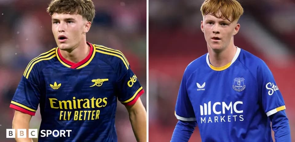 Deux joueurs en action, l'un d'Arsenal, l'autre d'Everton