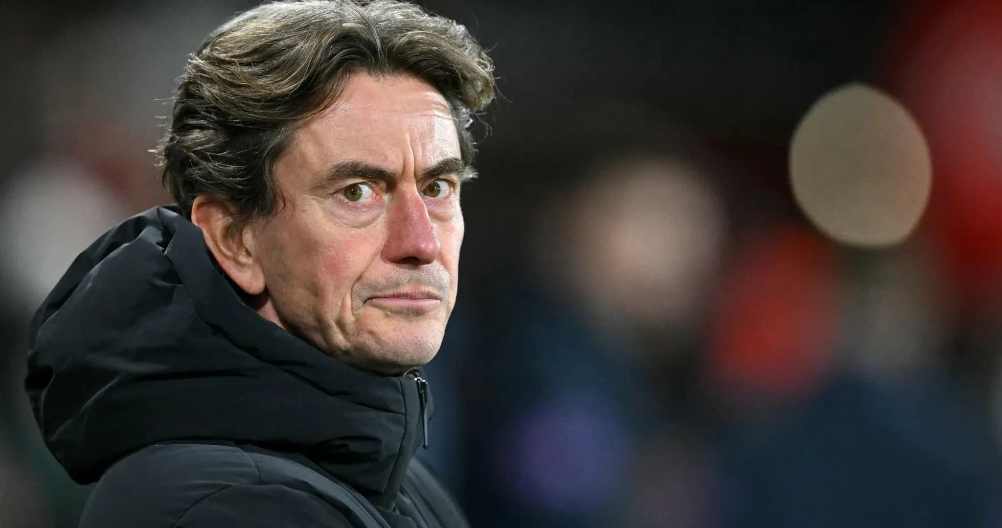 Entraîneur observant le match depuis la touche