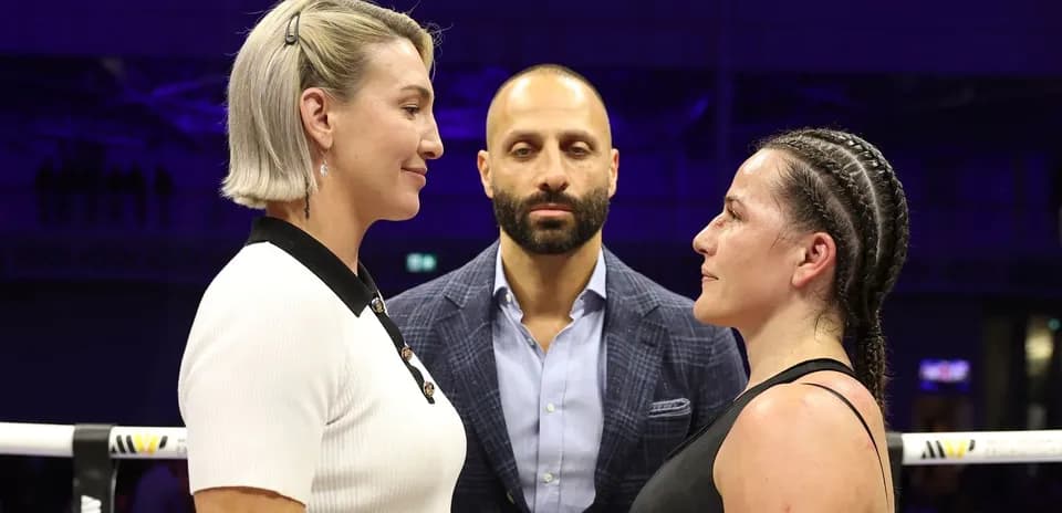 Deux combattantes face à face avant un match