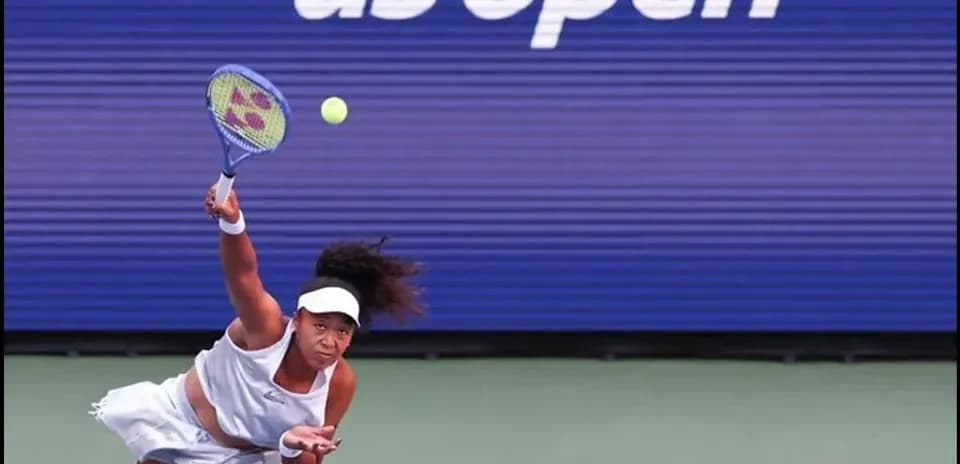 Joueuse servant au US Open sur le court