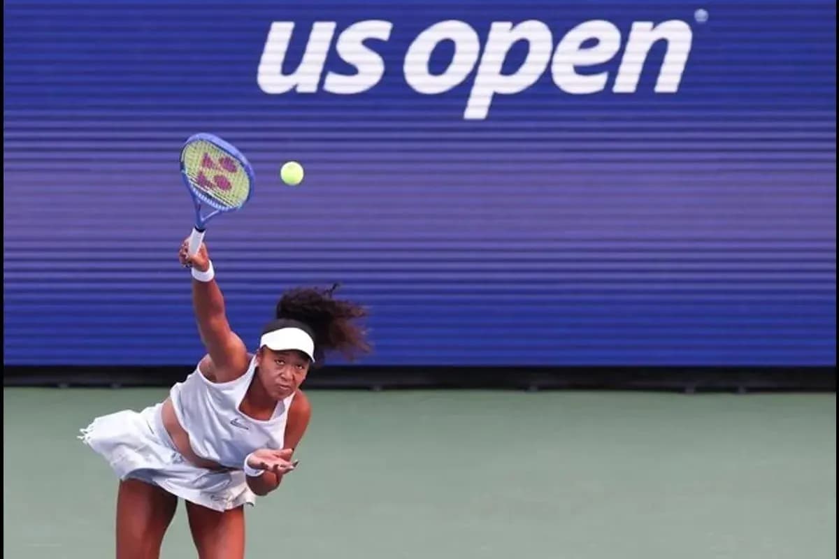 Joueuse servant au US Open sur le court
