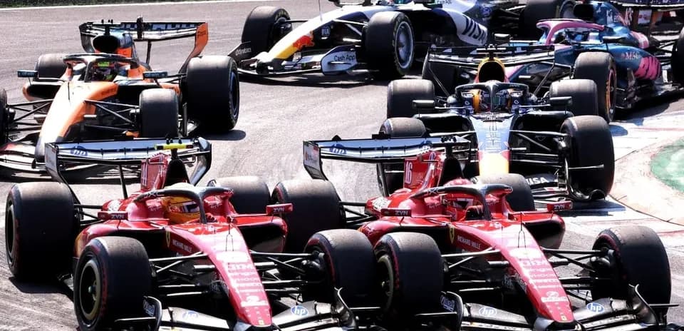 Voitures de Formule 1 en pleine course sur circuit