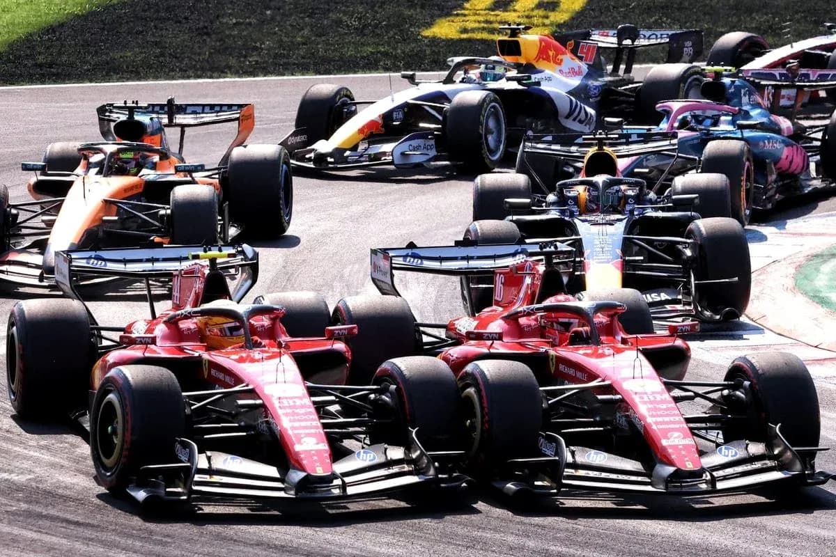 Voitures de Formule 1 en pleine course sur circuit