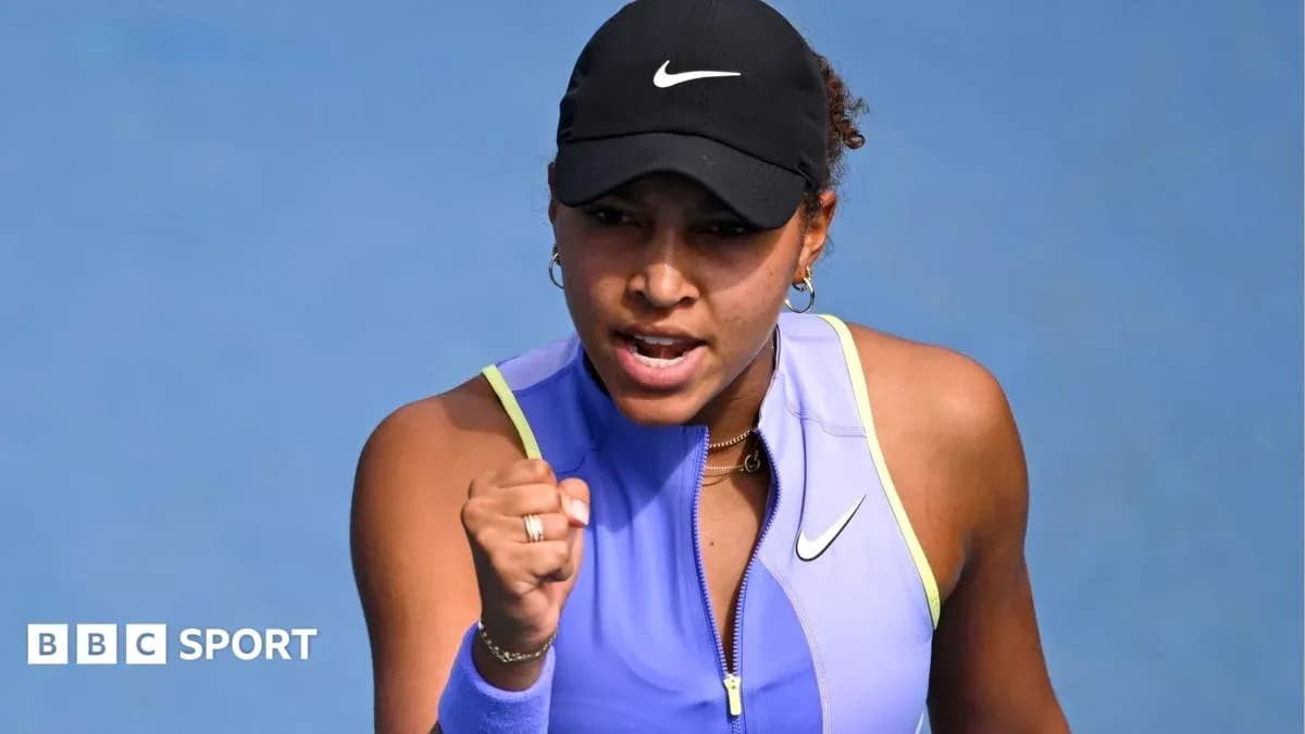 Joueuse de tennis célébrant un point sur le court