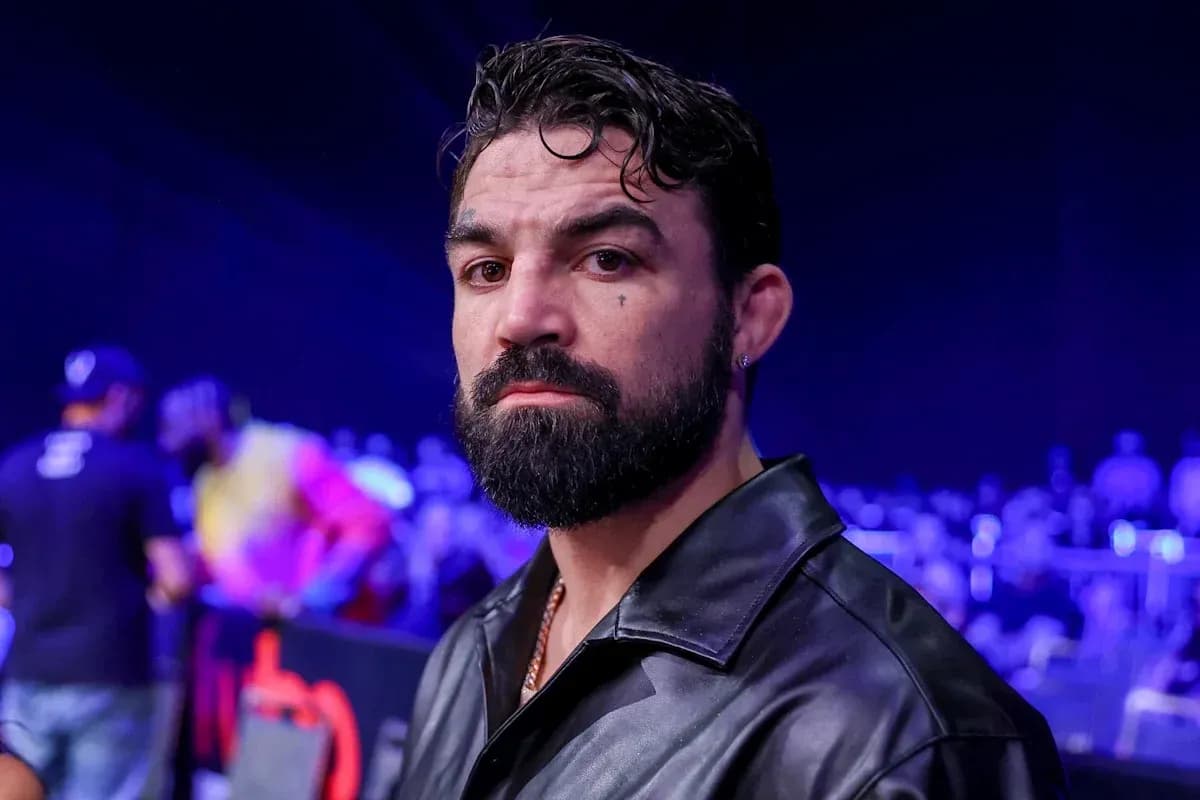 Homme avec barbe dans un environnement de combat