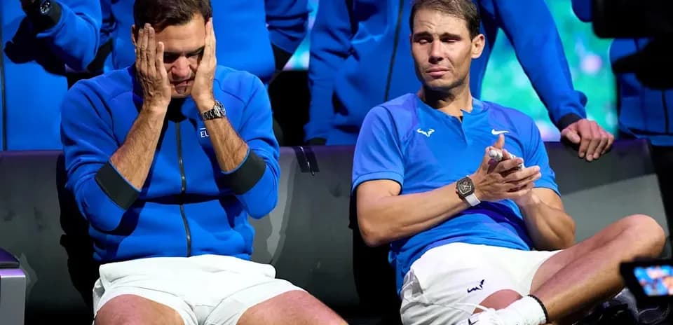 Roger Federer et Rafael Nadal assis ensemble lors d'un événement