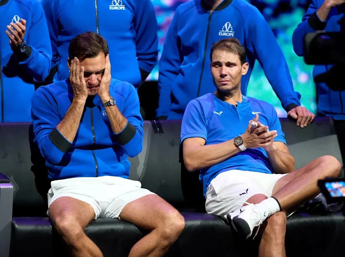Roger Federer et Rafael Nadal assis ensemble lors d'un événement