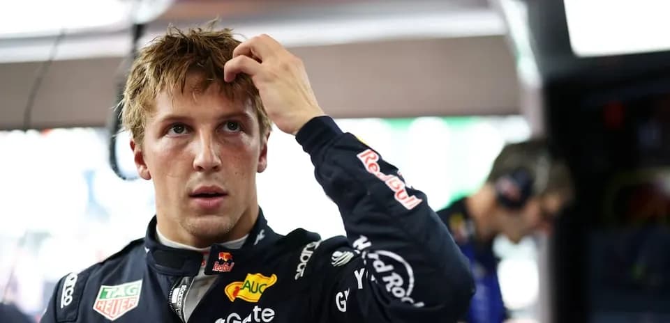 Pilote ajustant ses cheveux dans le garage