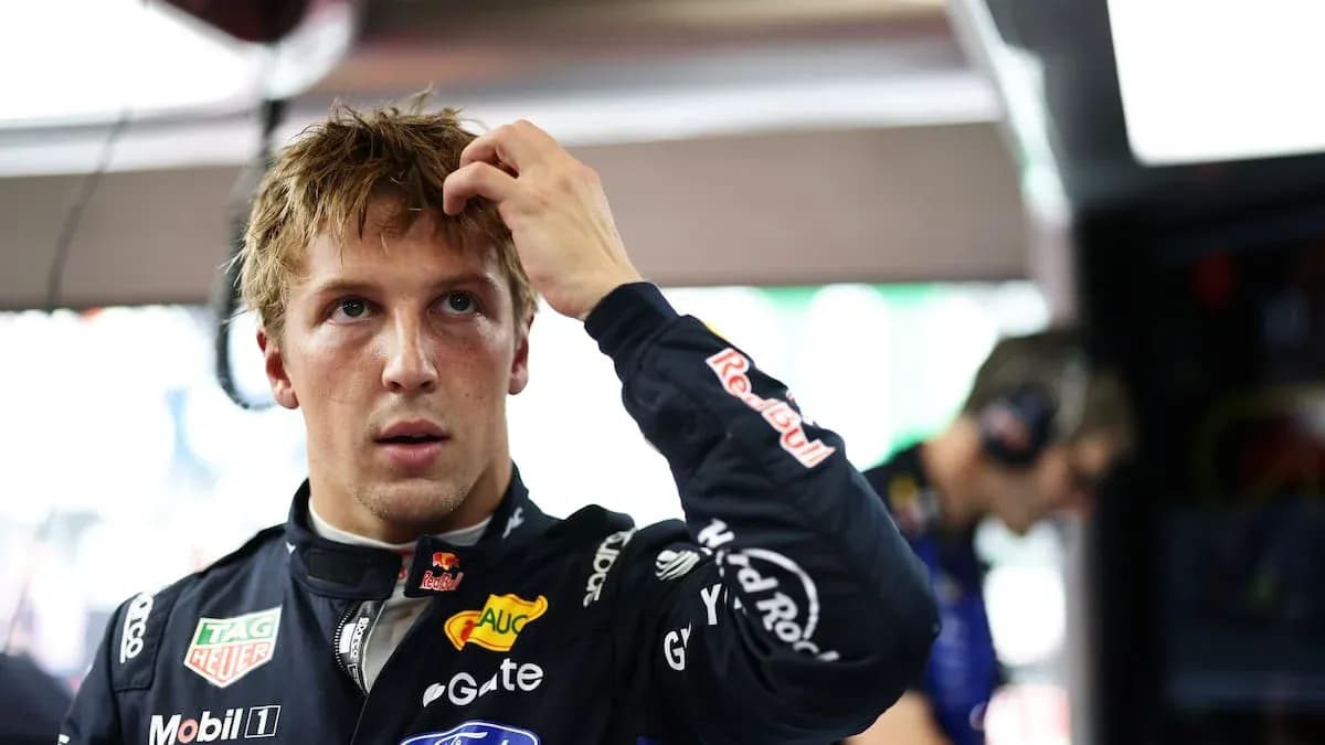 Pilote ajustant ses cheveux dans le garage
