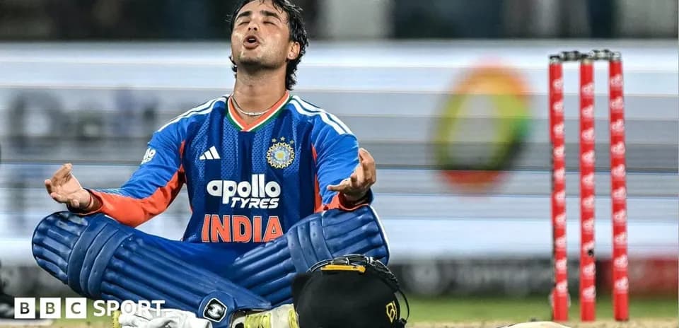 Joueur de cricket en position assise sur le terrain