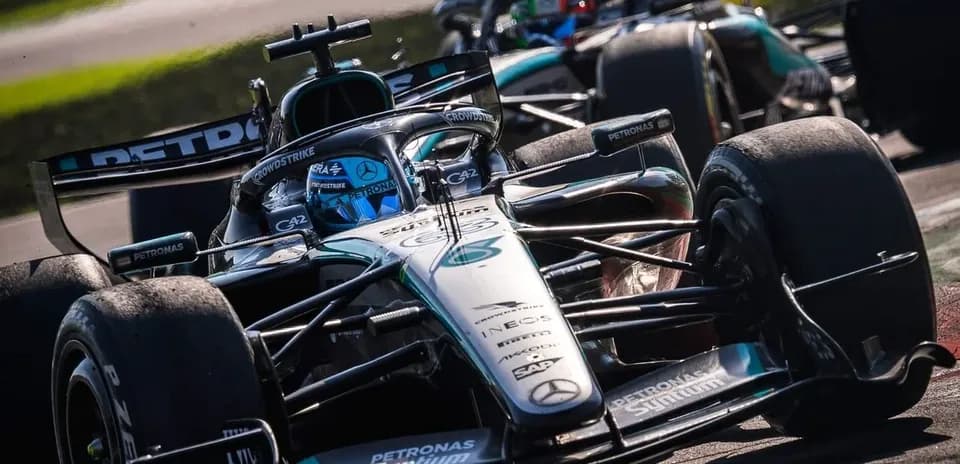 Voiture de Formule 1 en pleine course sur circuit