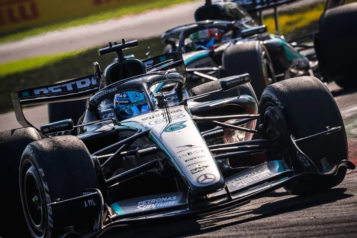 Voiture de Formule 1 en pleine course sur circuit