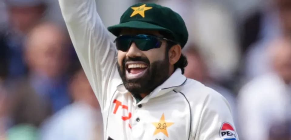 Joueur de cricket pakistanais célébrant une action réussie