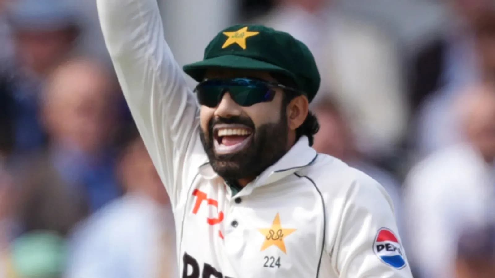 Joueur de cricket pakistanais célébrant une action réussie