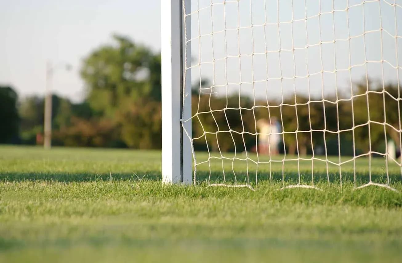 Buts de football sur un terrain vert