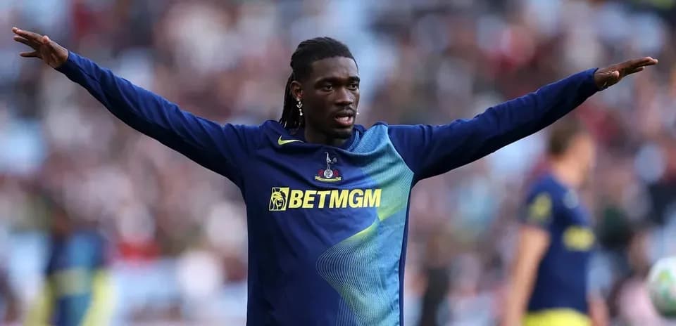 Joueur s'échauffant avant le match au stade