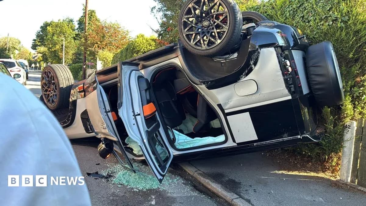Voiture de sport renversée sur une route