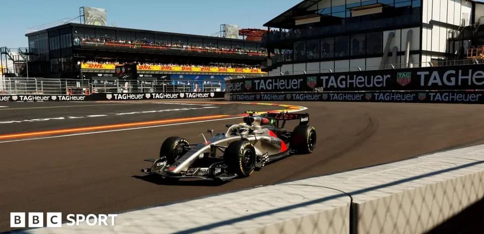 Voiture de Formule 1 sur circuit avec tribunes