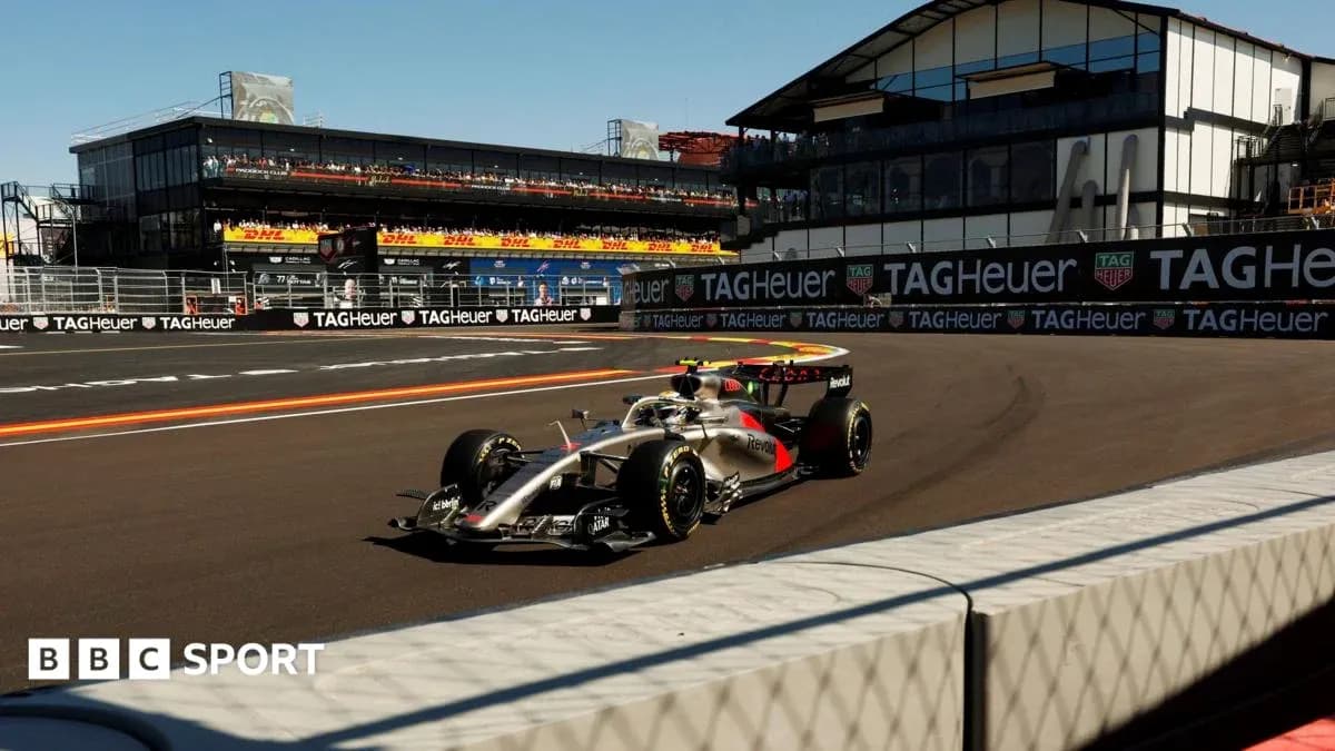 Voiture de Formule 1 sur circuit avec tribunes