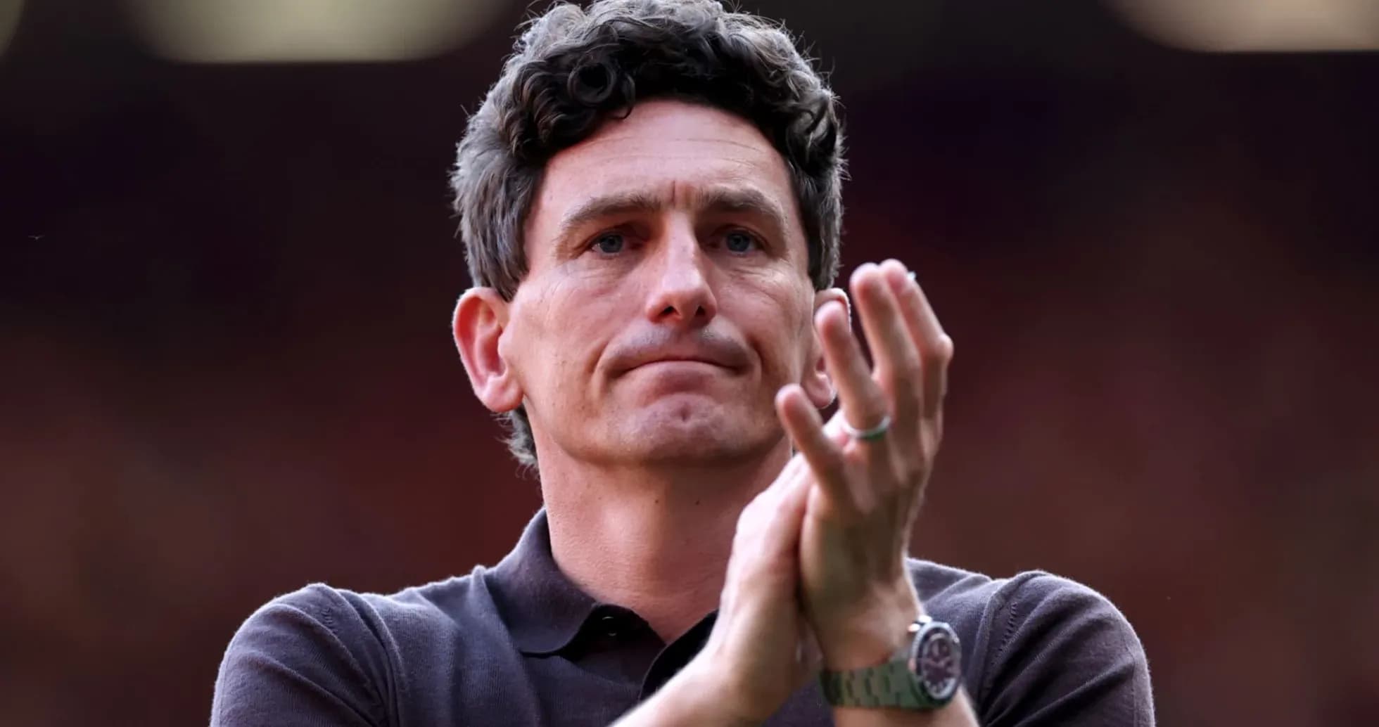 Entraîneur applaudissant lors d'un match