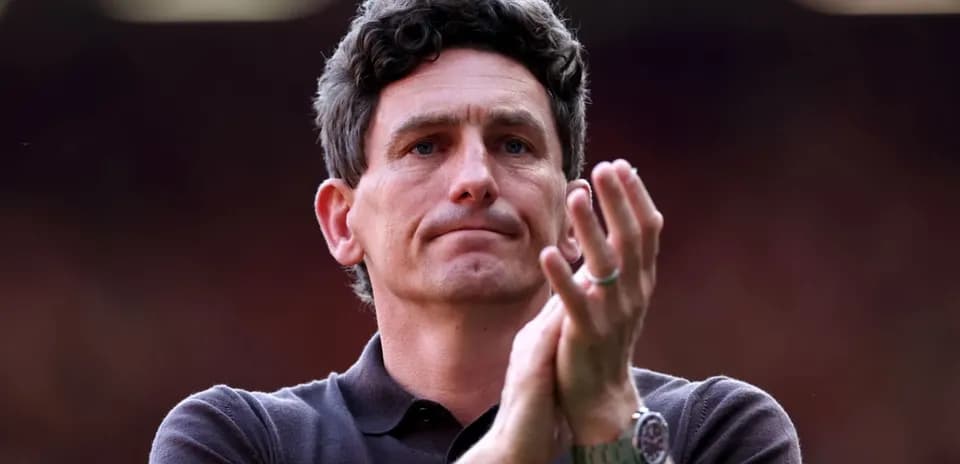 Entraîneur applaudissant lors d'un match