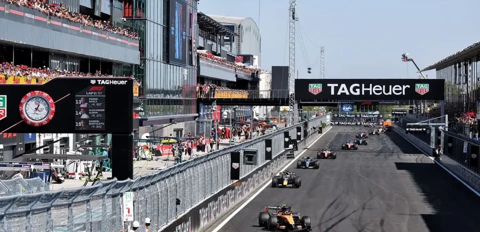 Voitures de Formule 1 en course sur circuit