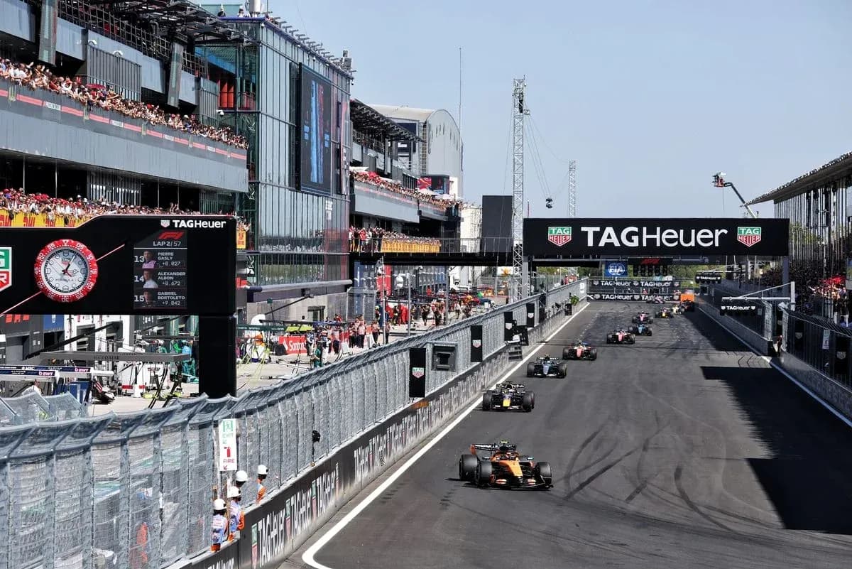 Voitures de Formule 1 en course sur circuit
