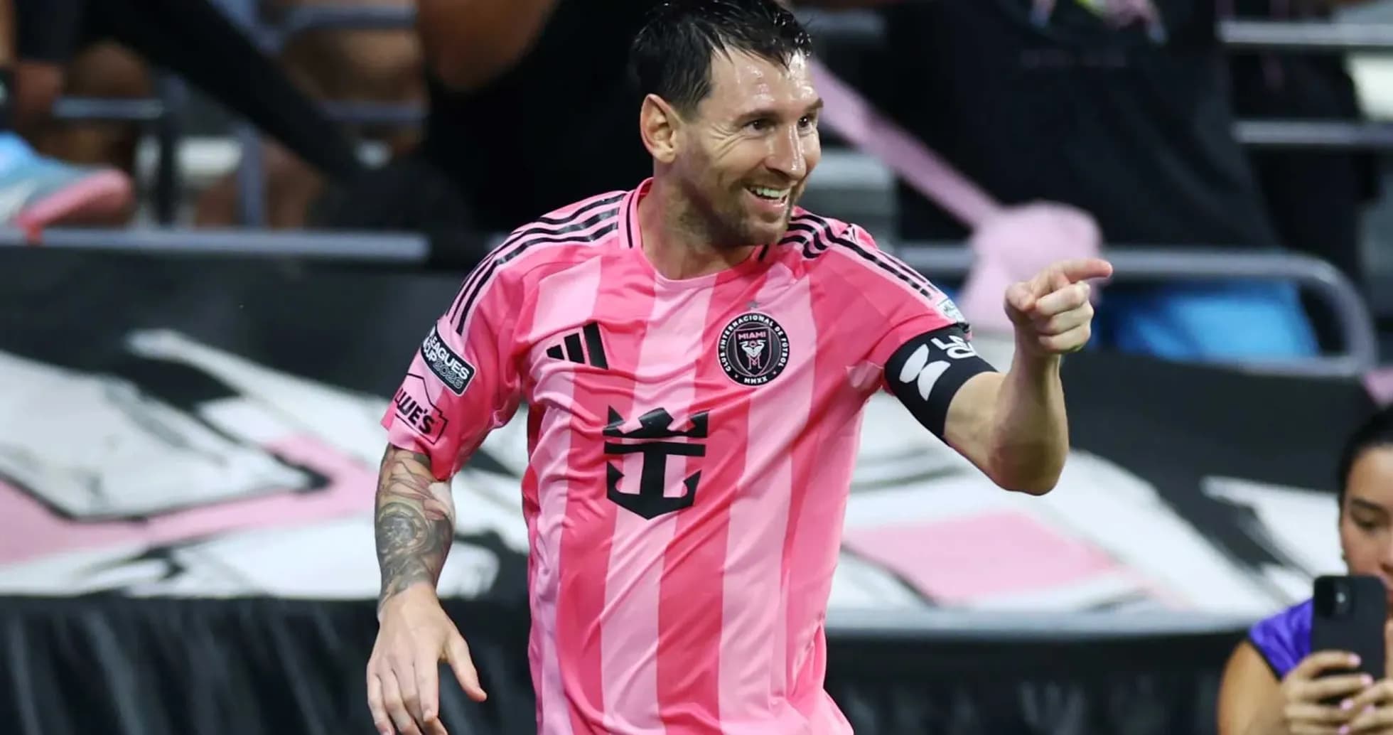 Joueur célébrant un but avec le maillot rose de Miami