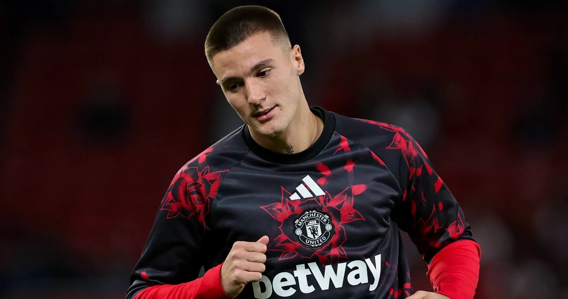 Joueur en échauffement avec maillot de Manchester United