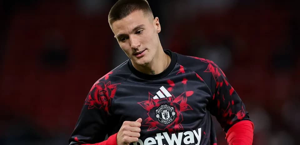 Joueur en échauffement avec maillot de Manchester United