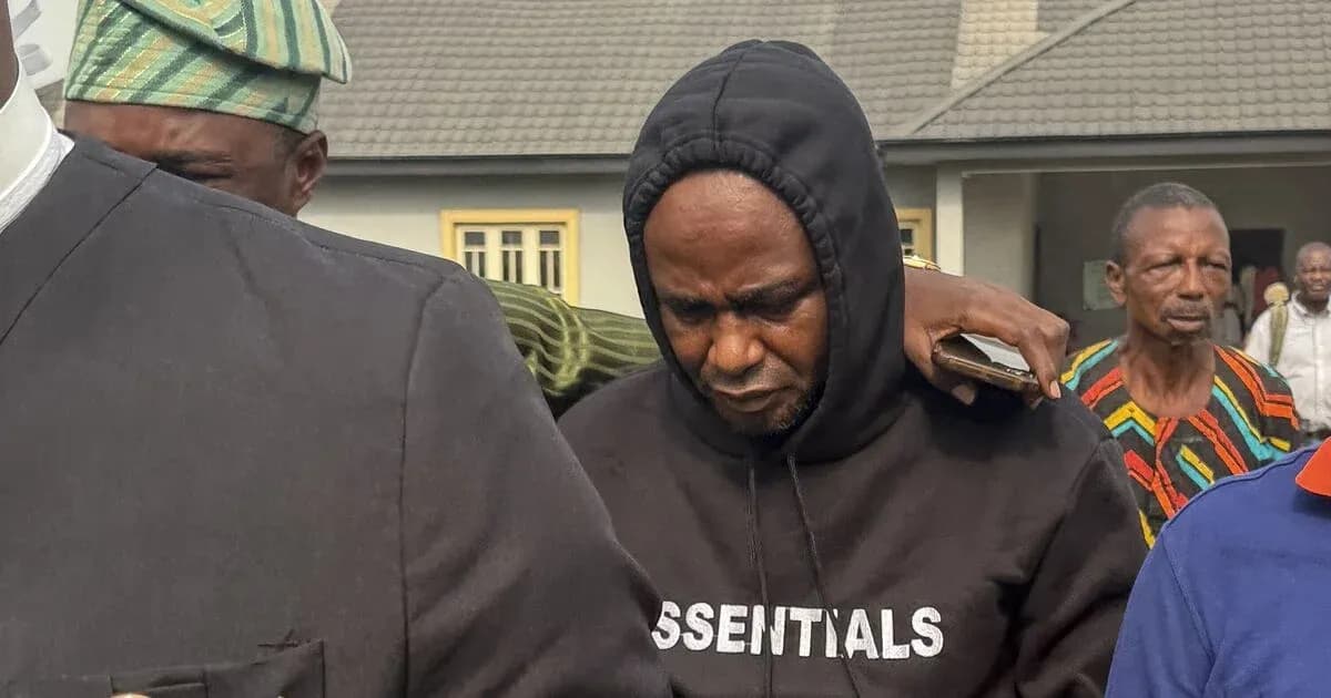 Homme en sweat à capuche entouré de personnes