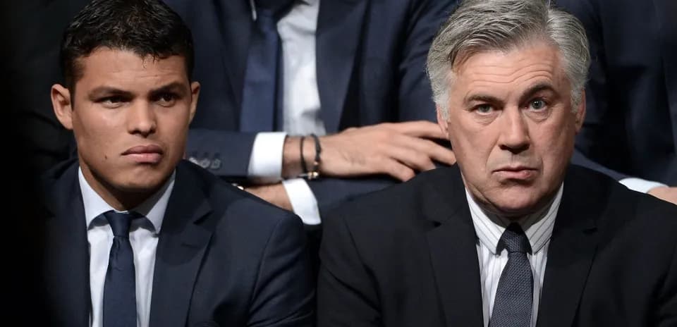 Deux hommes en costume assis lors d'un événement