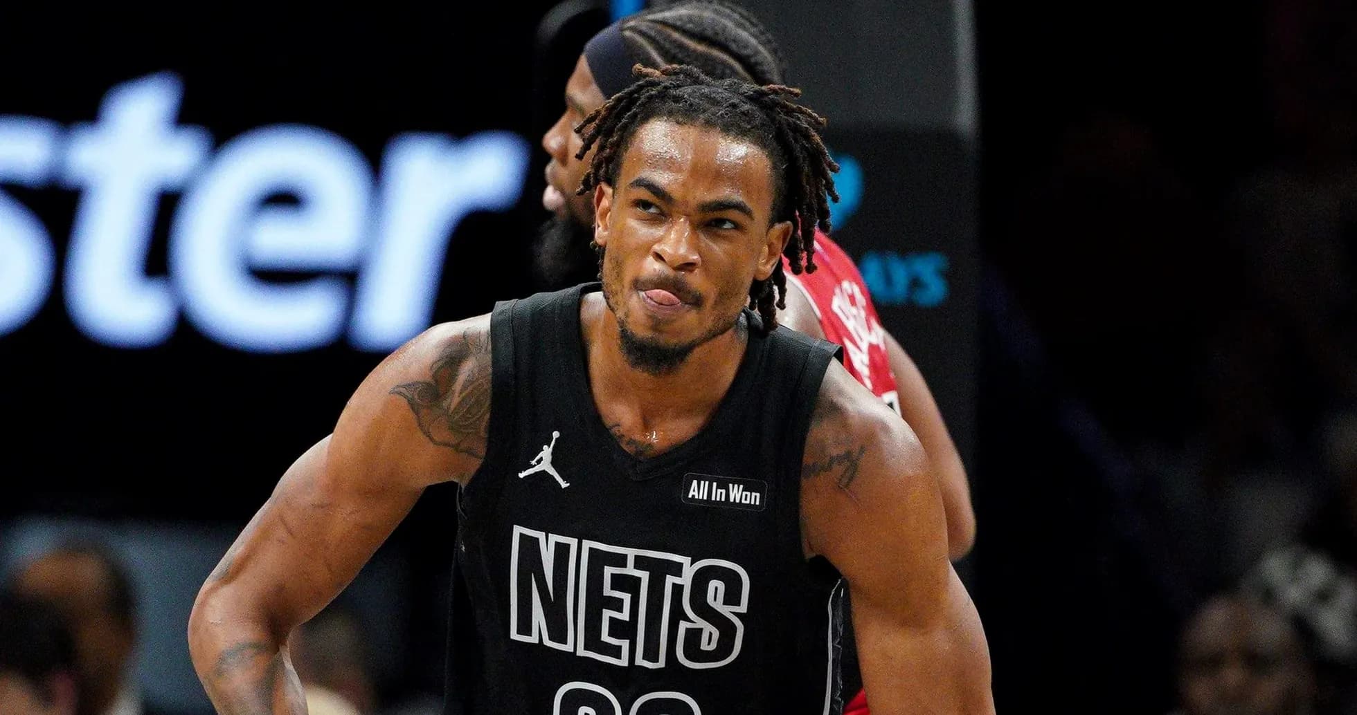 Joueur des Nets célébrant après un jeu réussi