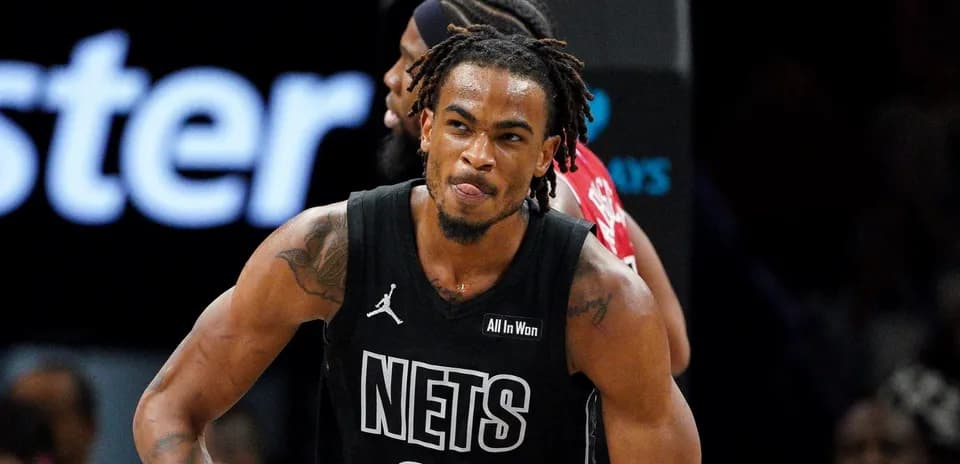 Joueur des Nets célébrant après un jeu réussi