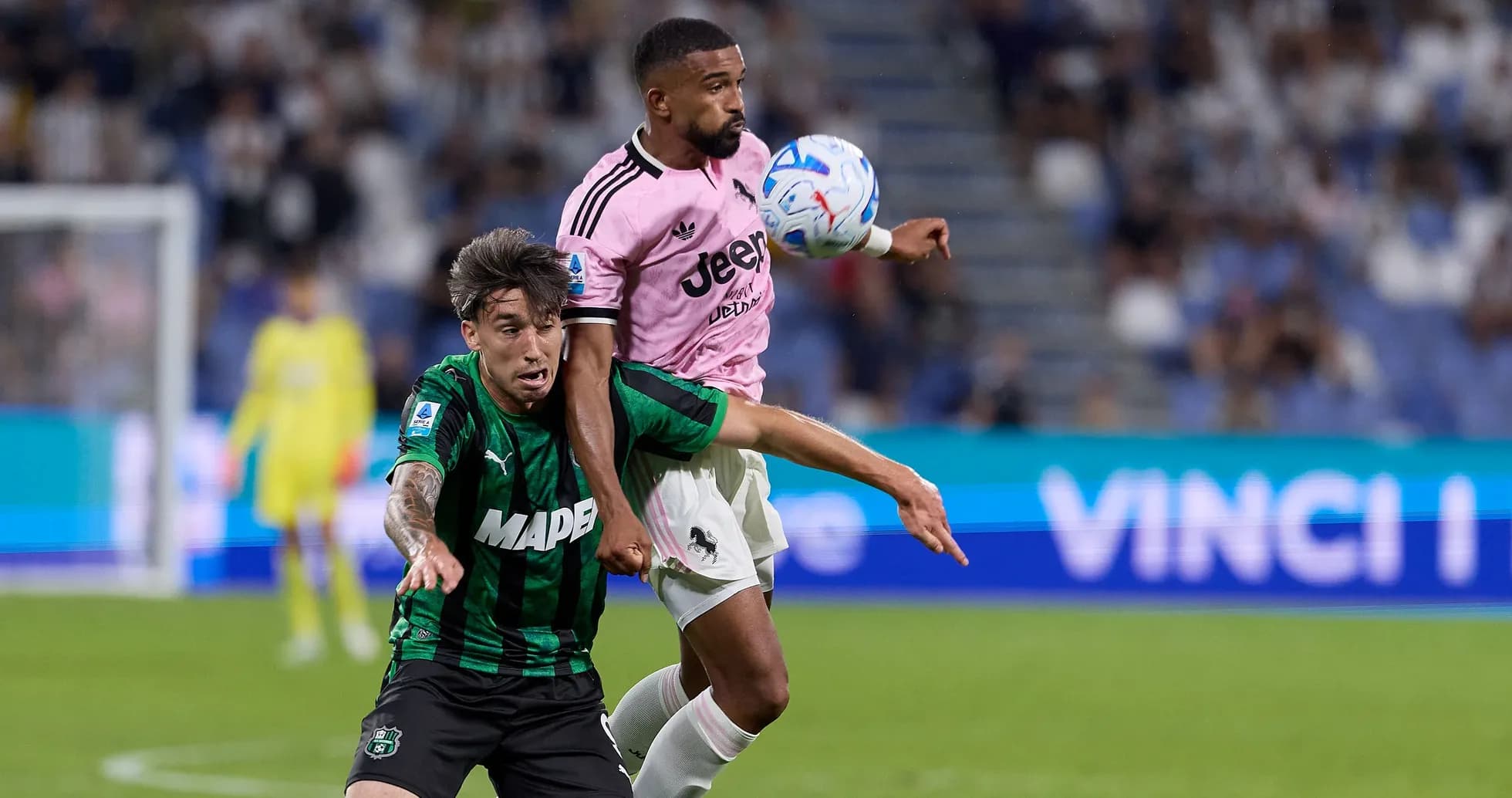 Joueurs en duel pour le ballon lors du match