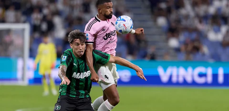 Joueurs en duel pour le ballon lors du match