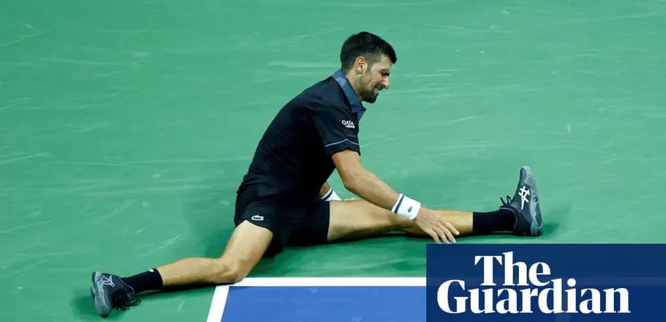 Joueur de tennis s'étirant sur le court