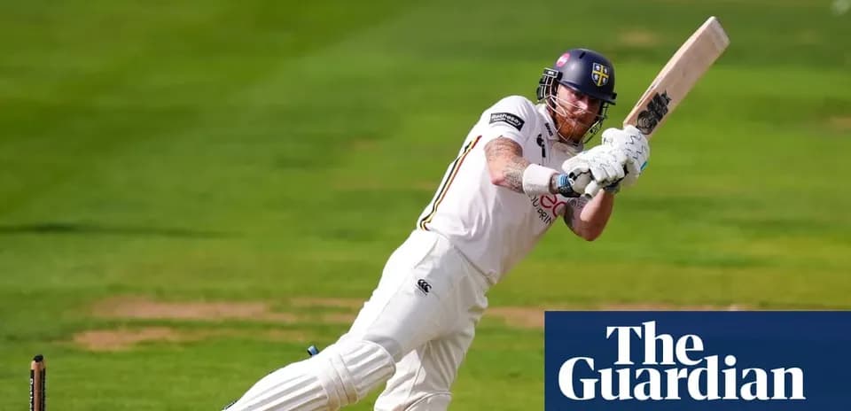 Joueur de cricket frappant la balle au bâton