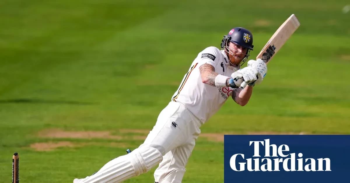 Joueur de cricket frappant la balle au bâton