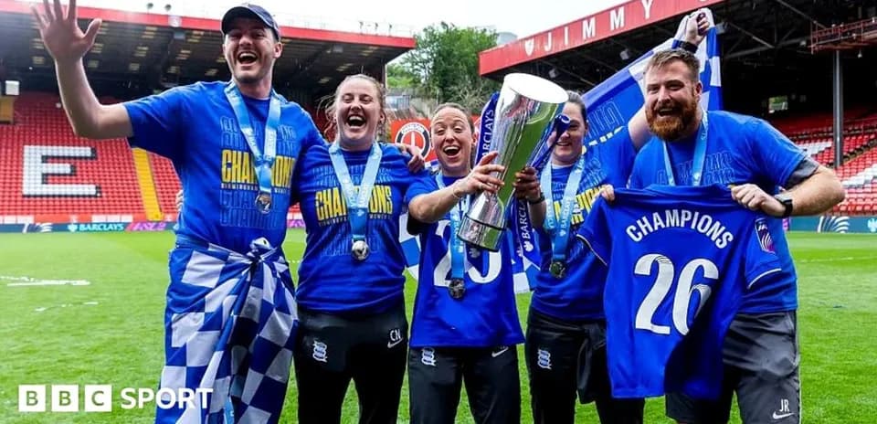 Équipe célébrant la victoire avec le trophée