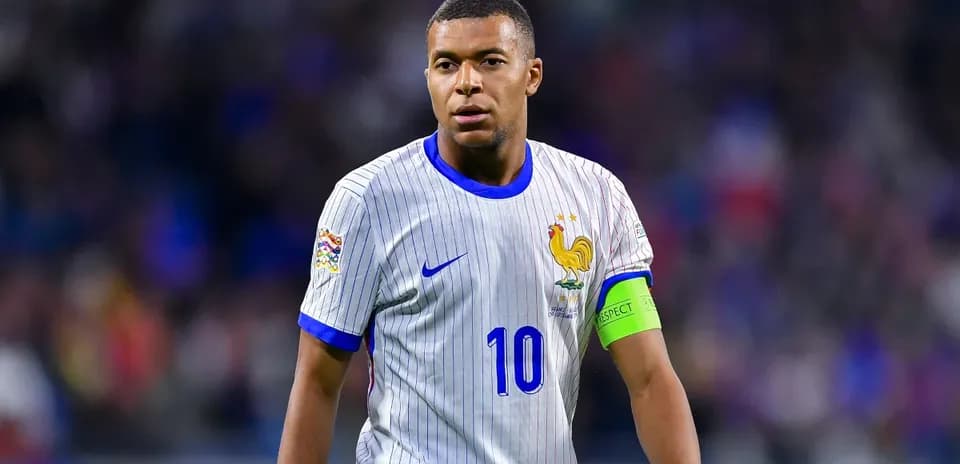 Kylian Mbappé portant le brassard de capitaine