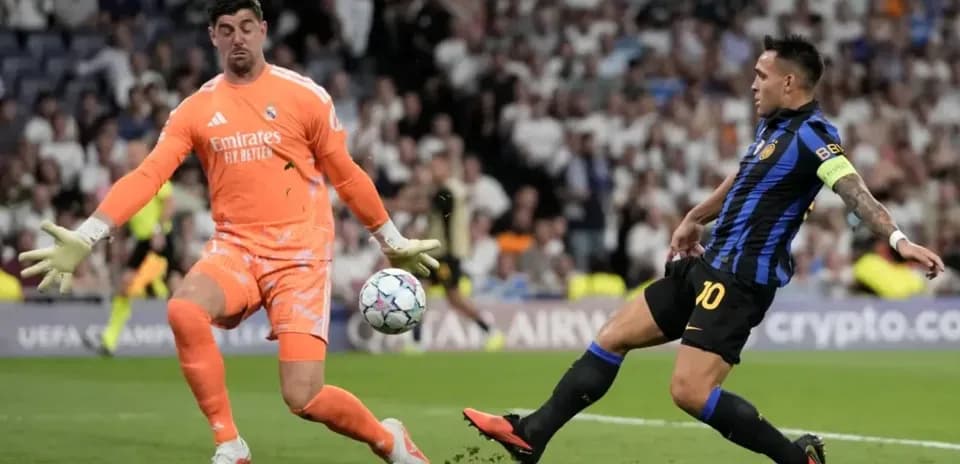 Gardien de but de Madrid face à un tir d'Inter