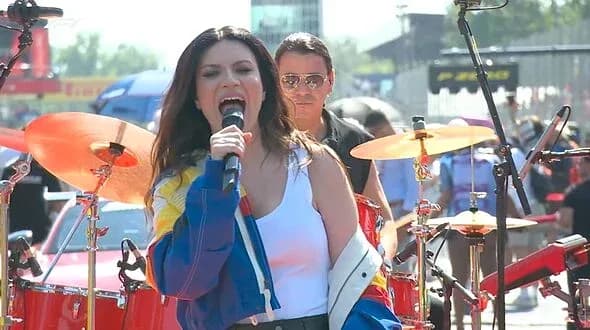 Chanteuse se produisant sur scène avec musiciens