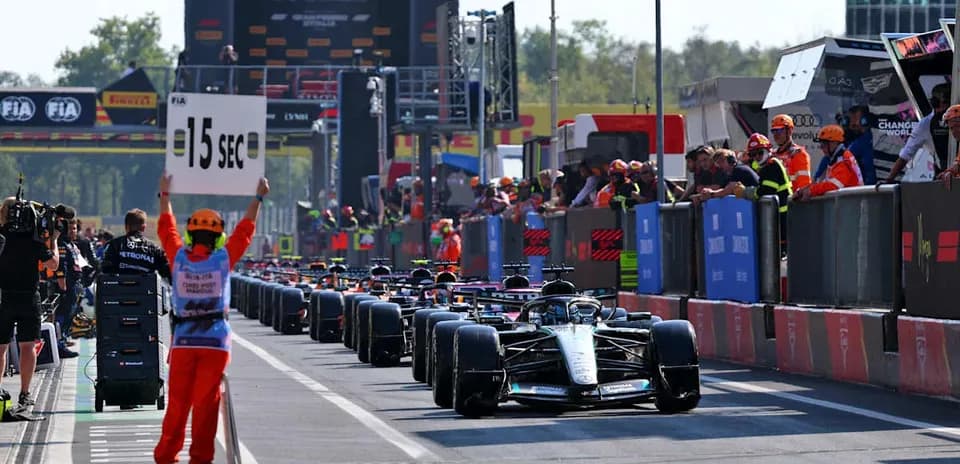 Pilotes de Formule 1 en attente au stand
