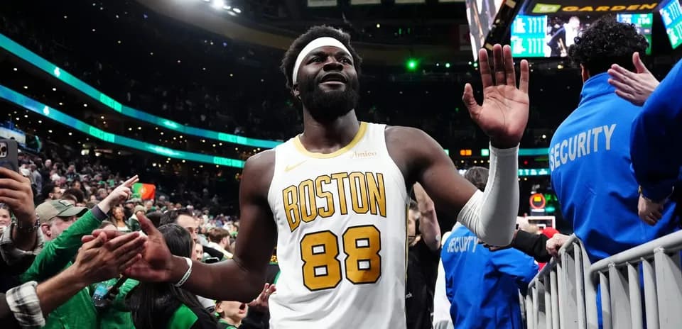 Joueur des Boston Celtics saluant les fans après le match