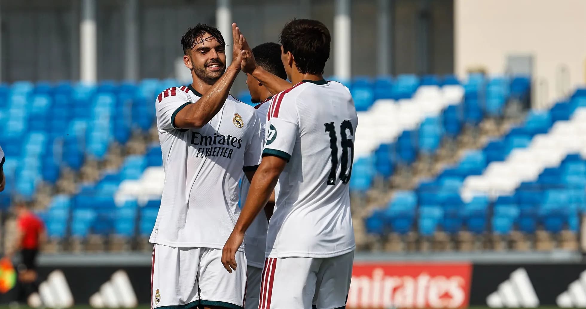 Joueurs de Real Madrid se félicitant après un but