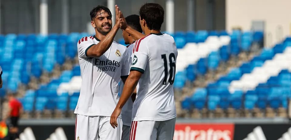 Joueurs de Real Madrid se félicitant après un but