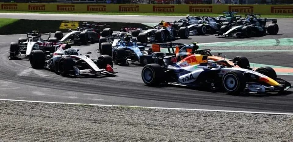 Voitures de Formule 1 en pleine course sur circuit